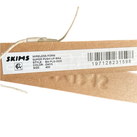 SKIMS Wireless Form Super Push-Up Plunge Bra - Picture 3 of 3